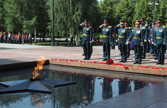 Президент РФ В. Путин принял участие в церемонии возложения венков к Могиле Неизвестного Солдата