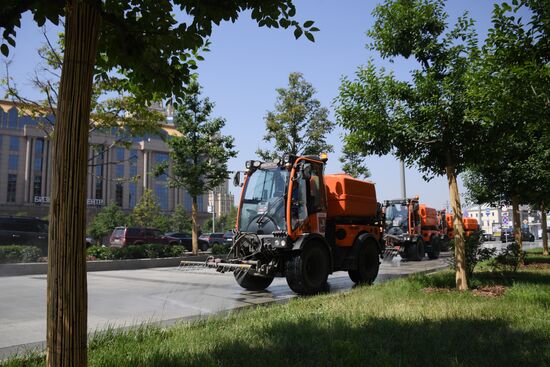 Полив проезжей части дороги в Москве