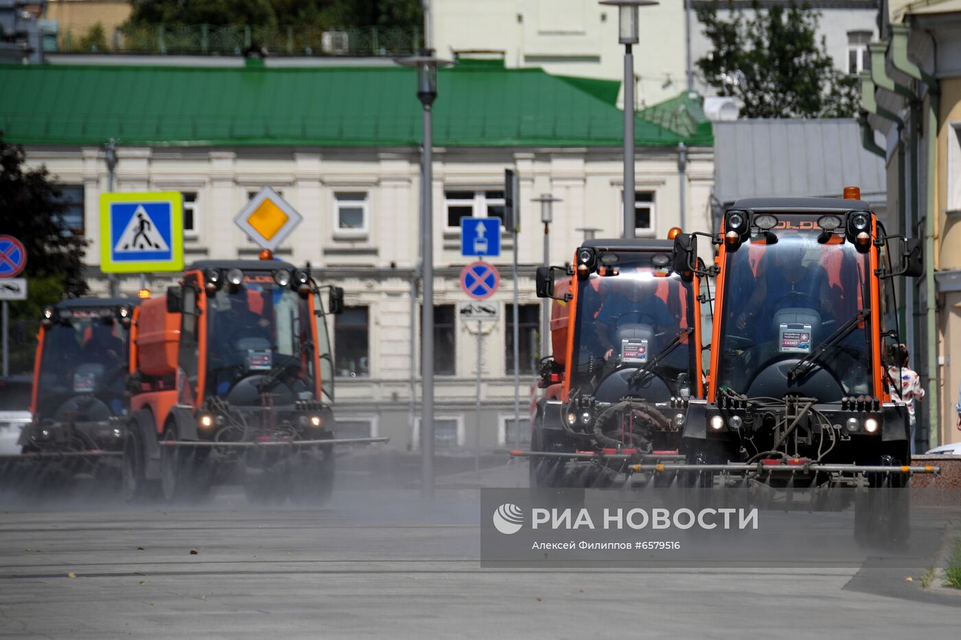 Полив проезжей части дороги в Москве