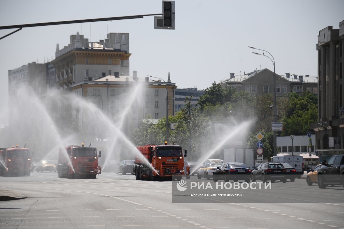 Полив проезжей части дороги в Москве