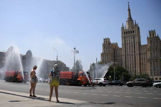 Полив проезжей части дороги в Москве