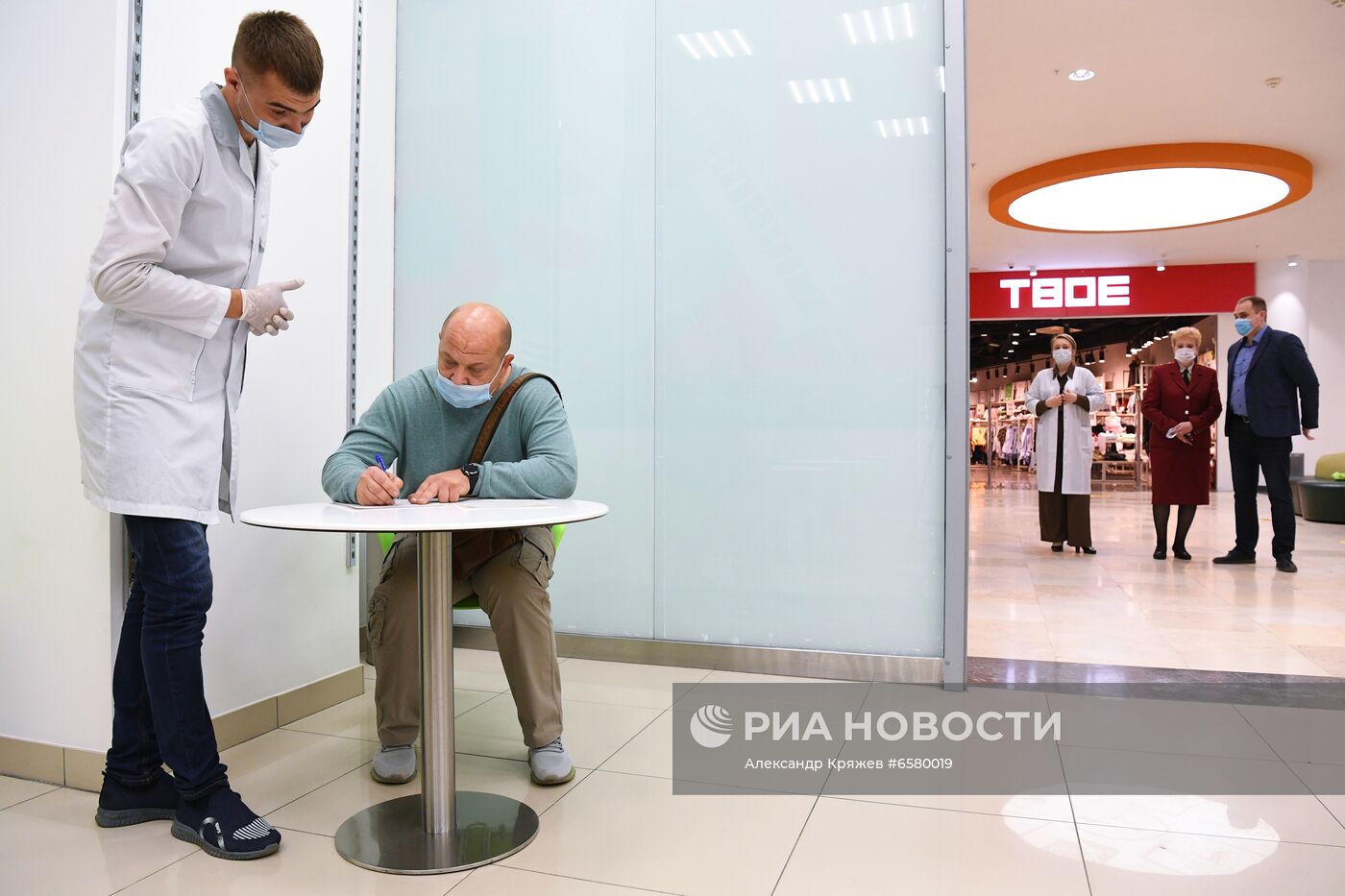 Вакцинация от COVID-19 в торговом центре в Новосибирске