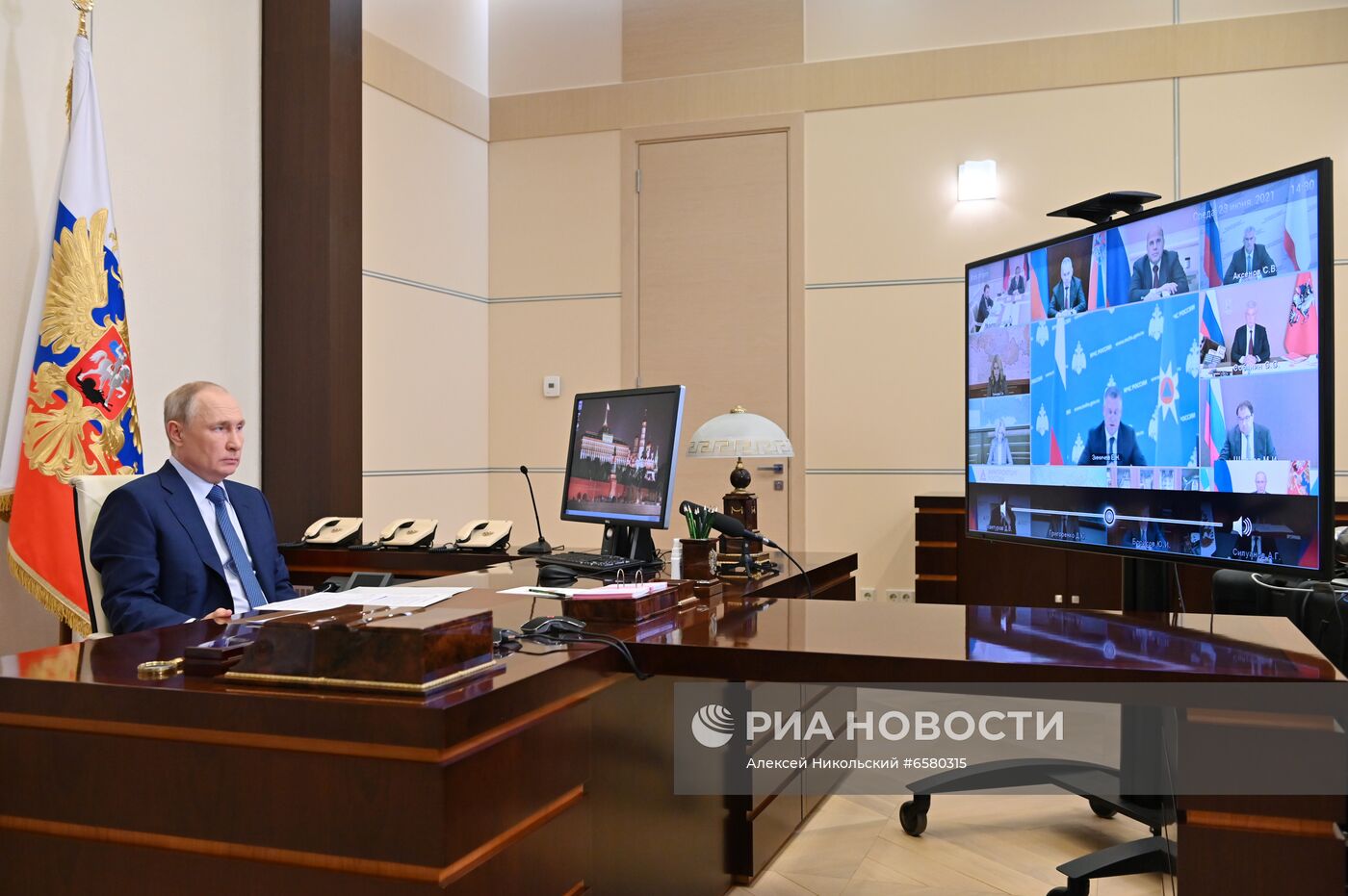 Президент РФ В. Путин провел совещание с членами правительства РФ