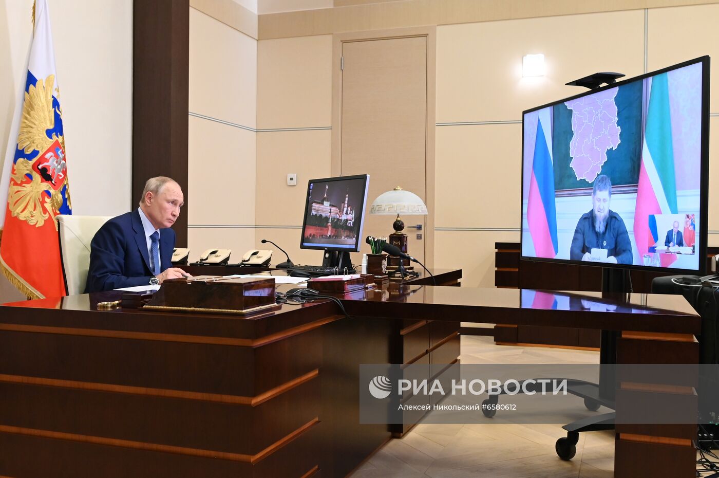 Президент РФ В. Путин провел рабочую встречу с главой Чечни Р. Кадыровым