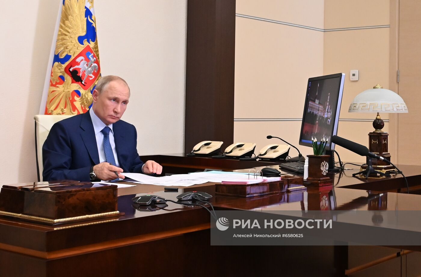 Президент РФ В. Путин провел рабочую встречу с главой Чечни Р. Кадыровым