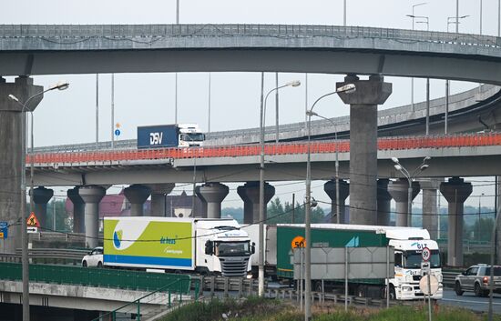 Новые правила передвижения грузовиков тяжелее 3.5 т по МКАД и ЦКАД вступят не раньше июля 