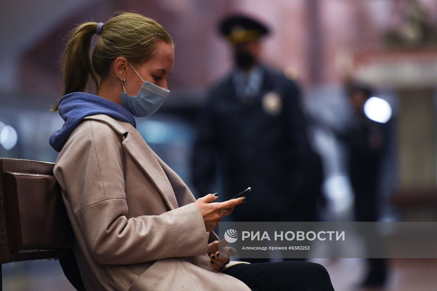 Проверка соблюдения масочного режима в метро Новосибирска