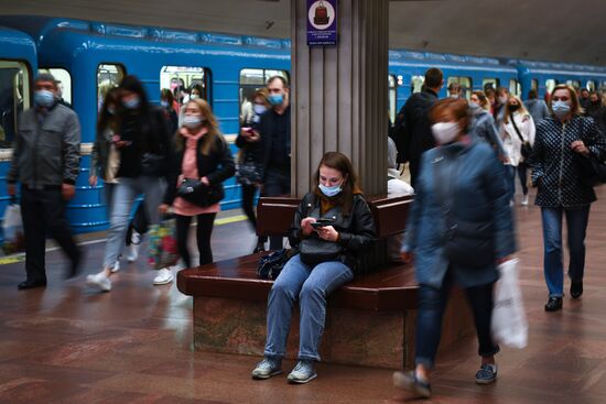 Проверка соблюдения масочного режима в метро Новосибирска