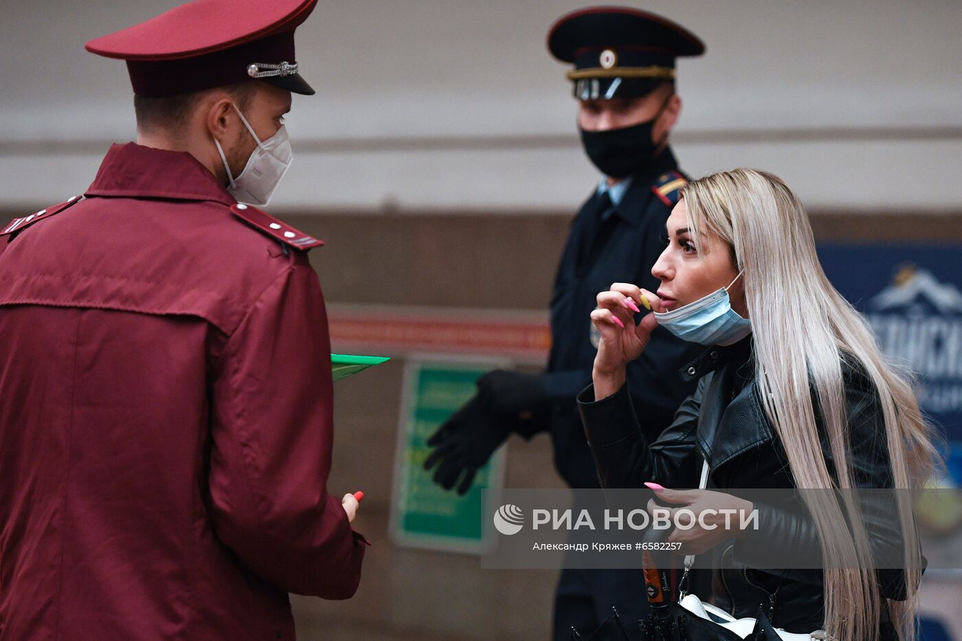 Проверка соблюдения масочного режима в метро Новосибирска