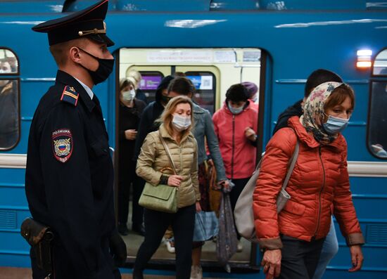 Проверка соблюдения масочного режима в метро Новосибирска