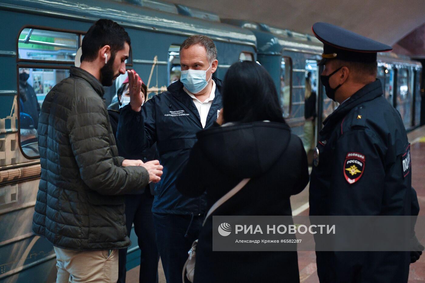 Проверка соблюдения масочного режима в метро Новосибирска