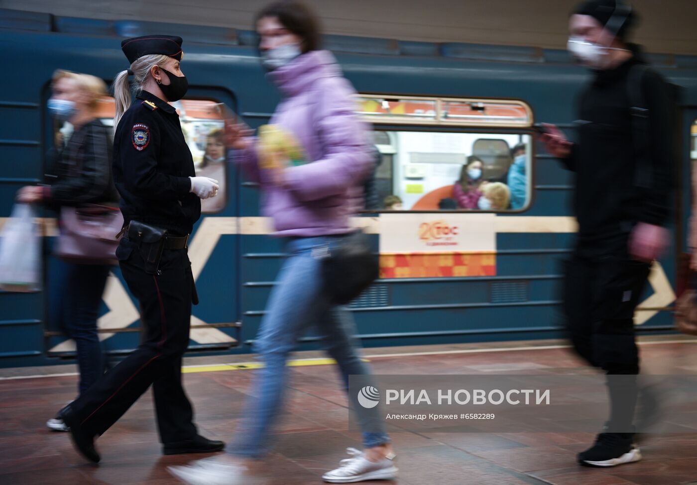 Проверка соблюдения масочного режима в метро Новосибирска