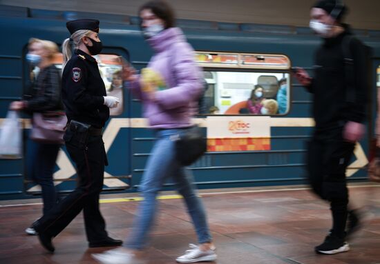 Проверка соблюдения масочного режима в метро Новосибирска