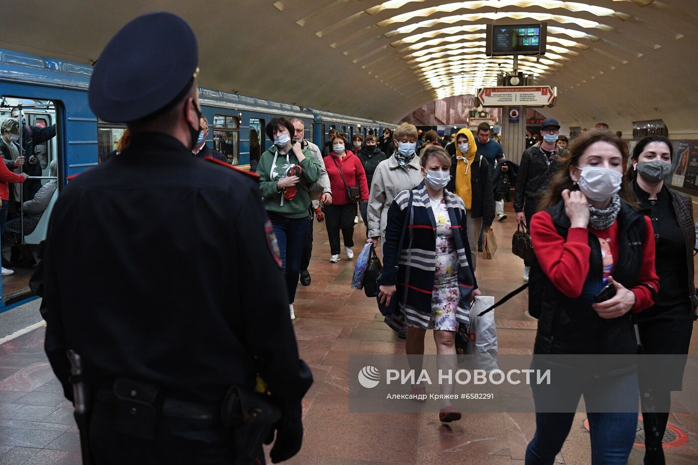 Проверка соблюдения масочного режима в метро Новосибирска