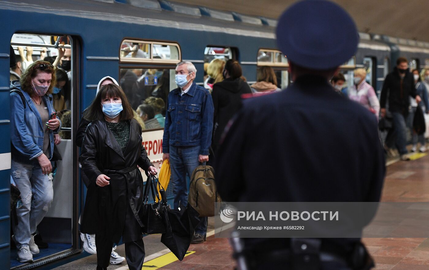 Проверка соблюдения масочного режима в метро Новосибирска