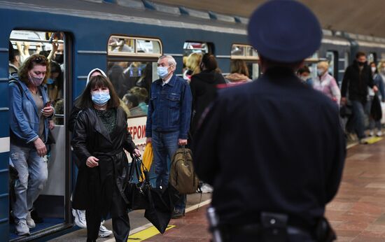 Проверка соблюдения масочного режима в метро Новосибирска