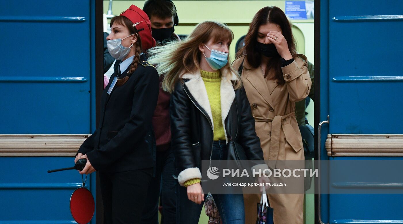 Проверка соблюдения масочного режима в метро Новосибирска