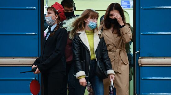 Проверка соблюдения масочного режима в метро Новосибирска