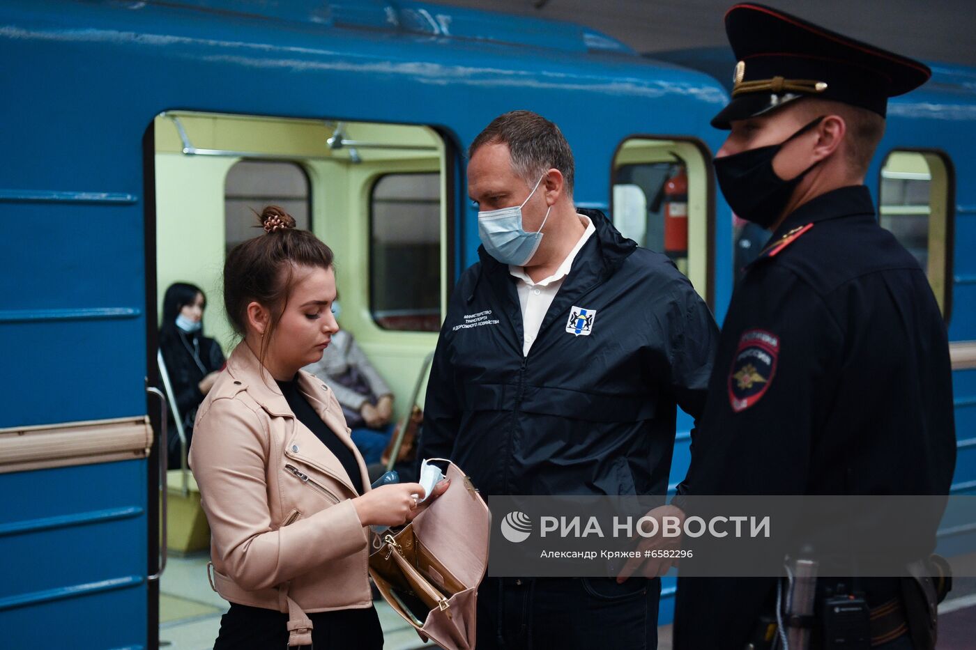 Проверка соблюдения масочного режима в метро Новосибирска