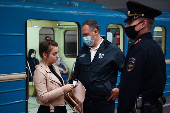 Проверка соблюдения масочного режима в метро Новосибирска