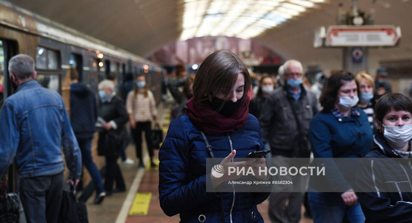 Проверка соблюдения масочного режима в метро Новосибирска