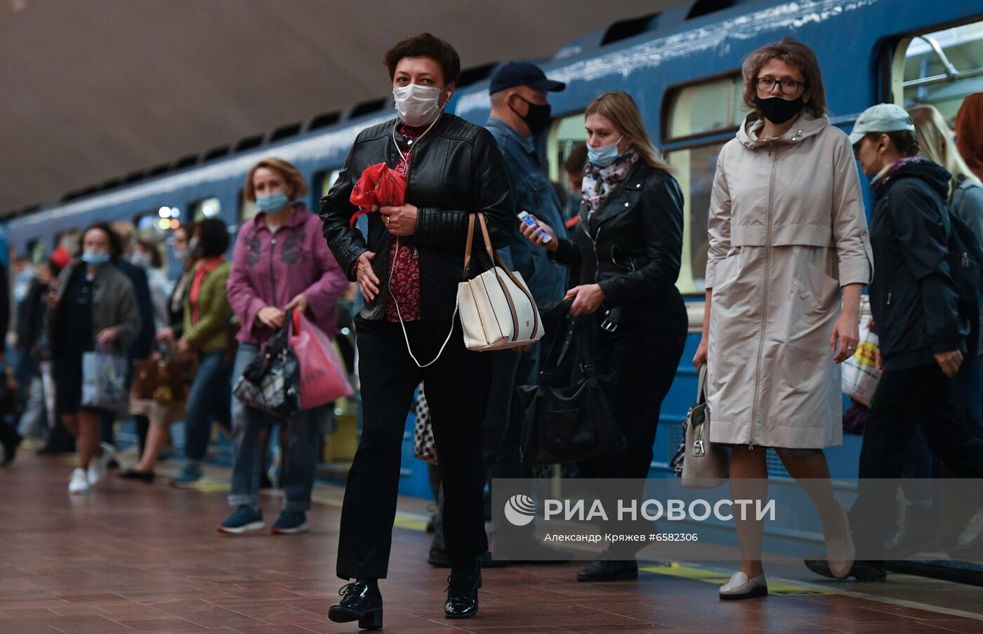 Проверка соблюдения масочного режима в метро Новосибирска