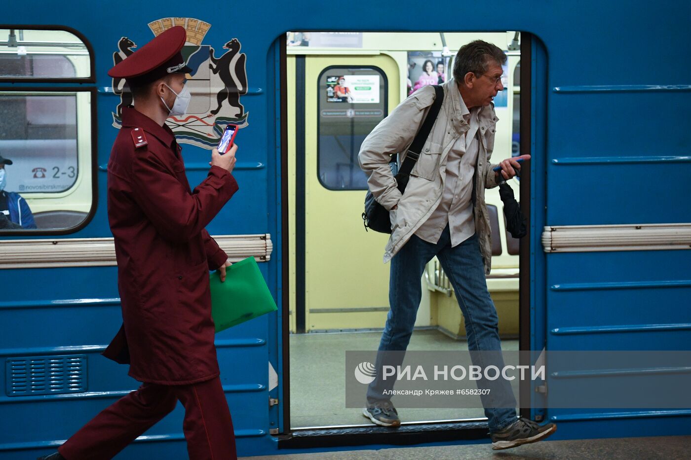 Проверка соблюдения масочного режима в метро Новосибирска