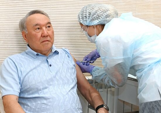Нурсултан Назарбаев привился вакциной Sputnik V