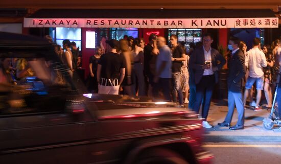 В Москве продлили запрет на ночную работу баров и ресторанов