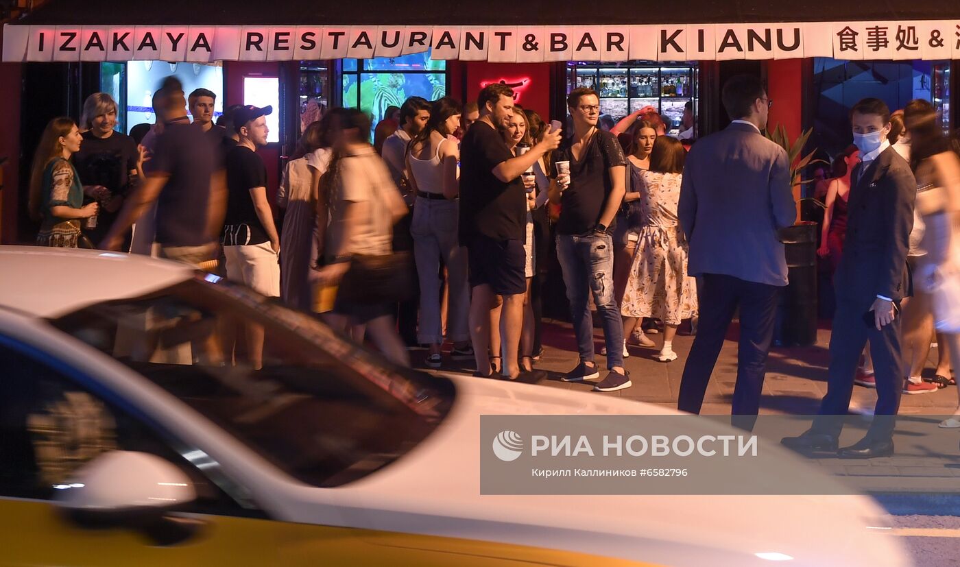 В Москве продлили запрет на ночную работу баров и ресторанов