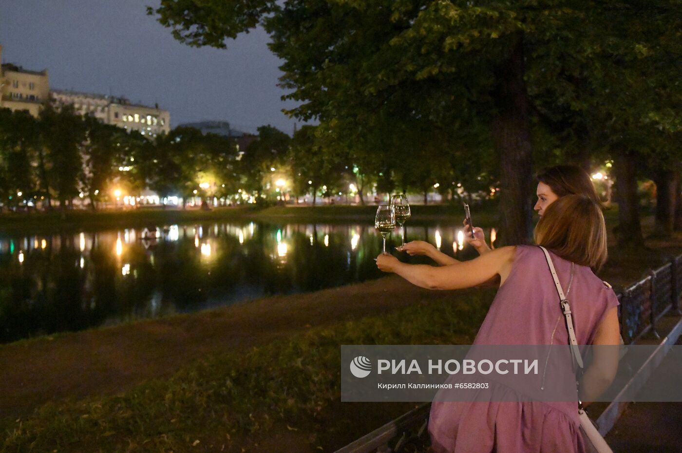 В Москве продлили запрет на ночную работу баров и ресторанов