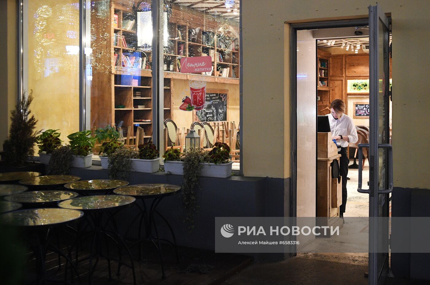 В Москве продлили запрет на ночную работу баров и ресторанов