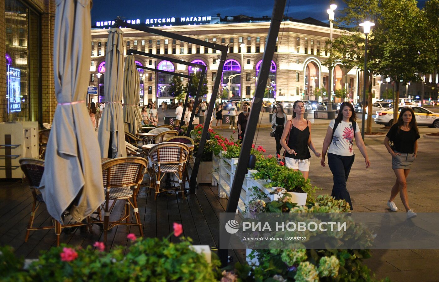 В Москве продлили запрет на ночную работу баров и ресторанов