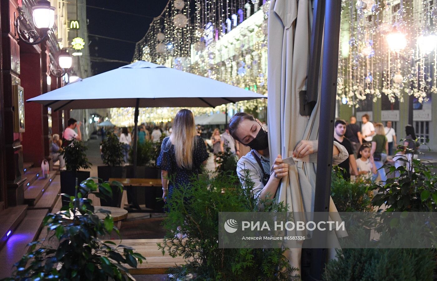 В Москве продлили запрет на ночную работу баров и ресторанов