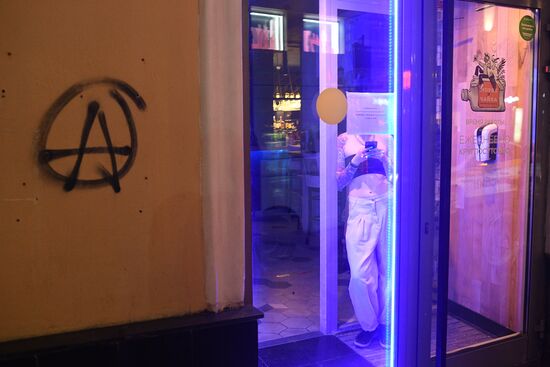 В Москве продлили запрет на ночную работу баров и ресторанов