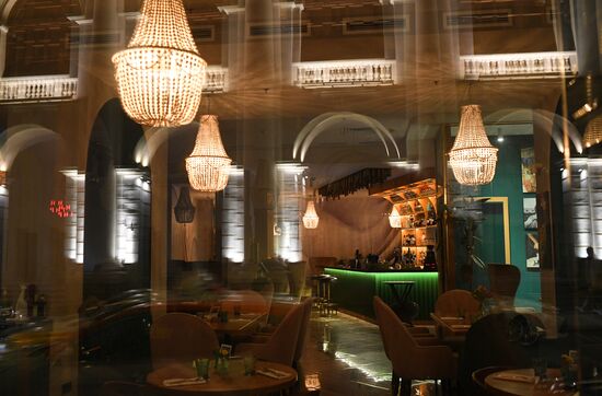 В Москве продлили запрет на ночную работу баров и ресторанов