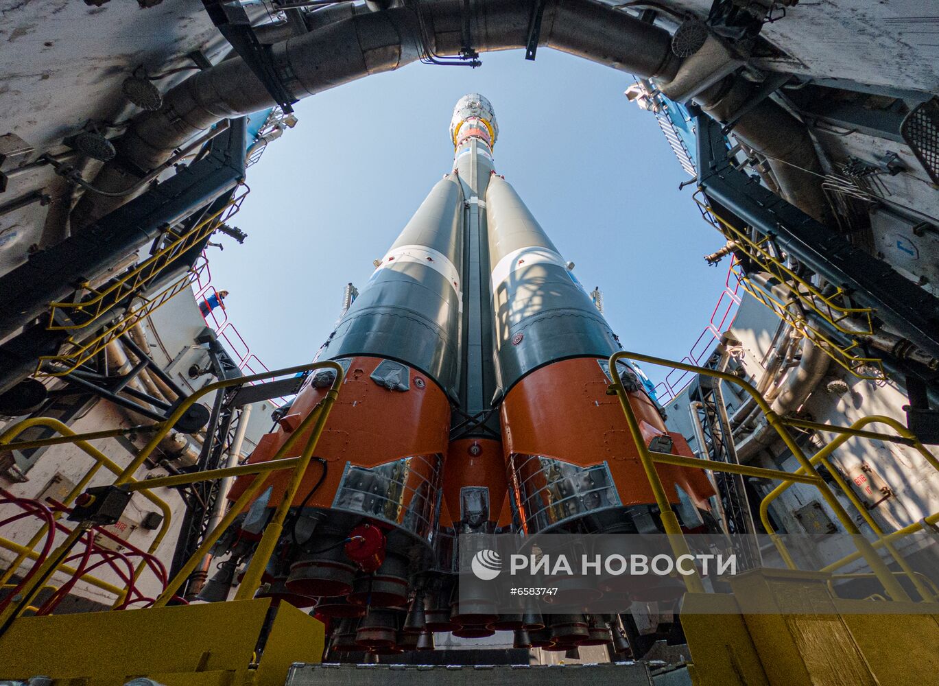 РН "Союз-2.1б" установлена на стартовом столе космодрома Восточный 