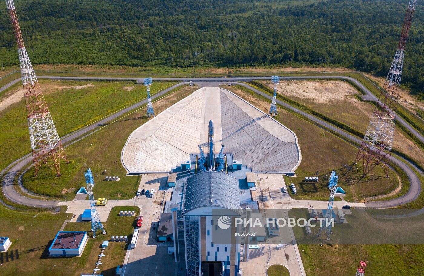 РН "Союз-2.1б" установлена на стартовом столе космодрома Восточный 