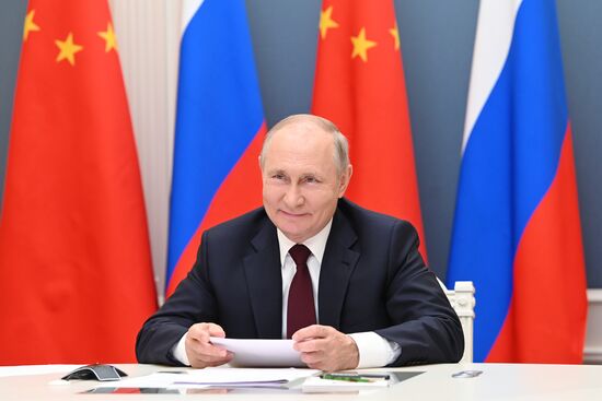 Президент РФ В. Путин провел беседу с председателем КНР Си Цзиньпином