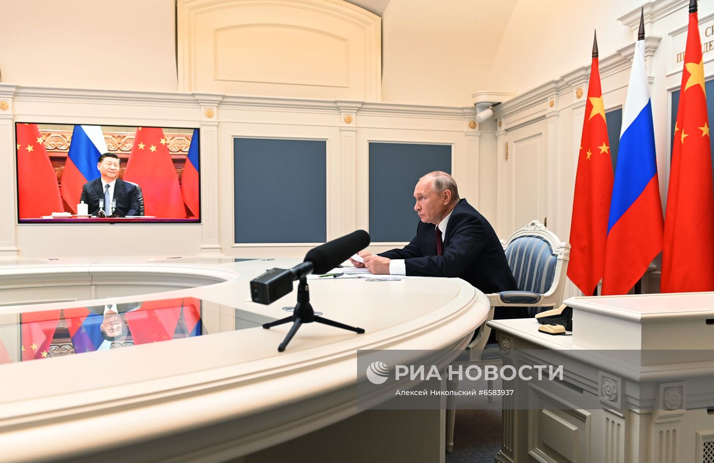 Президент РФ В. Путин провел беседу с председателем КНР Си Цзиньпином