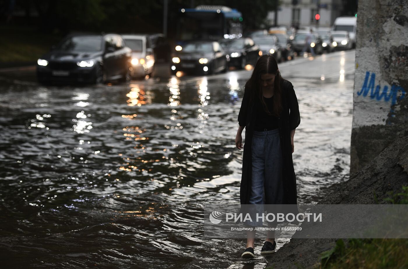 Девушка идет по одной из улиц в Москве во время дождя. Место: Россия, Москва. Автор: Владимир Астапкович/РИА Новости. Дождь в Москве