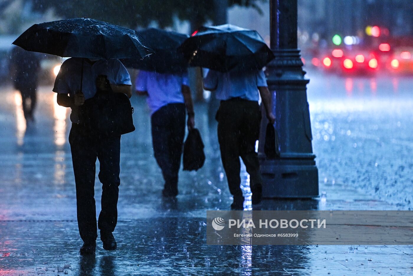 Прохожие на одной из улиц в Москве во время дождя. Место: Россия, Москва. Автор: Евгений Одиноков/РИА Новости. Дождь в Москве