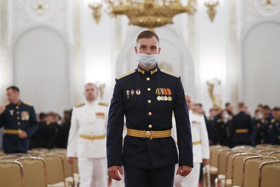 Президент РФ В. Путин встретился с выпускниками военных вузов