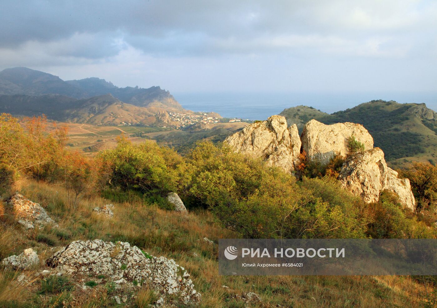 Вид на поселок Курортное с горы Эчки-даг.