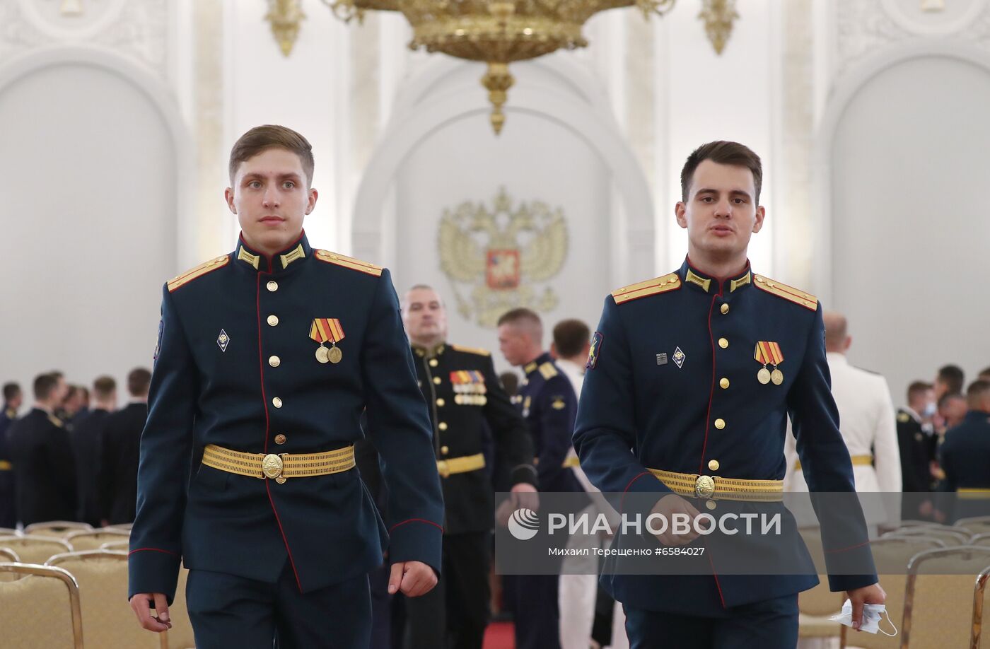 Президент РФ В. Путин встретился с выпускниками военных вузов