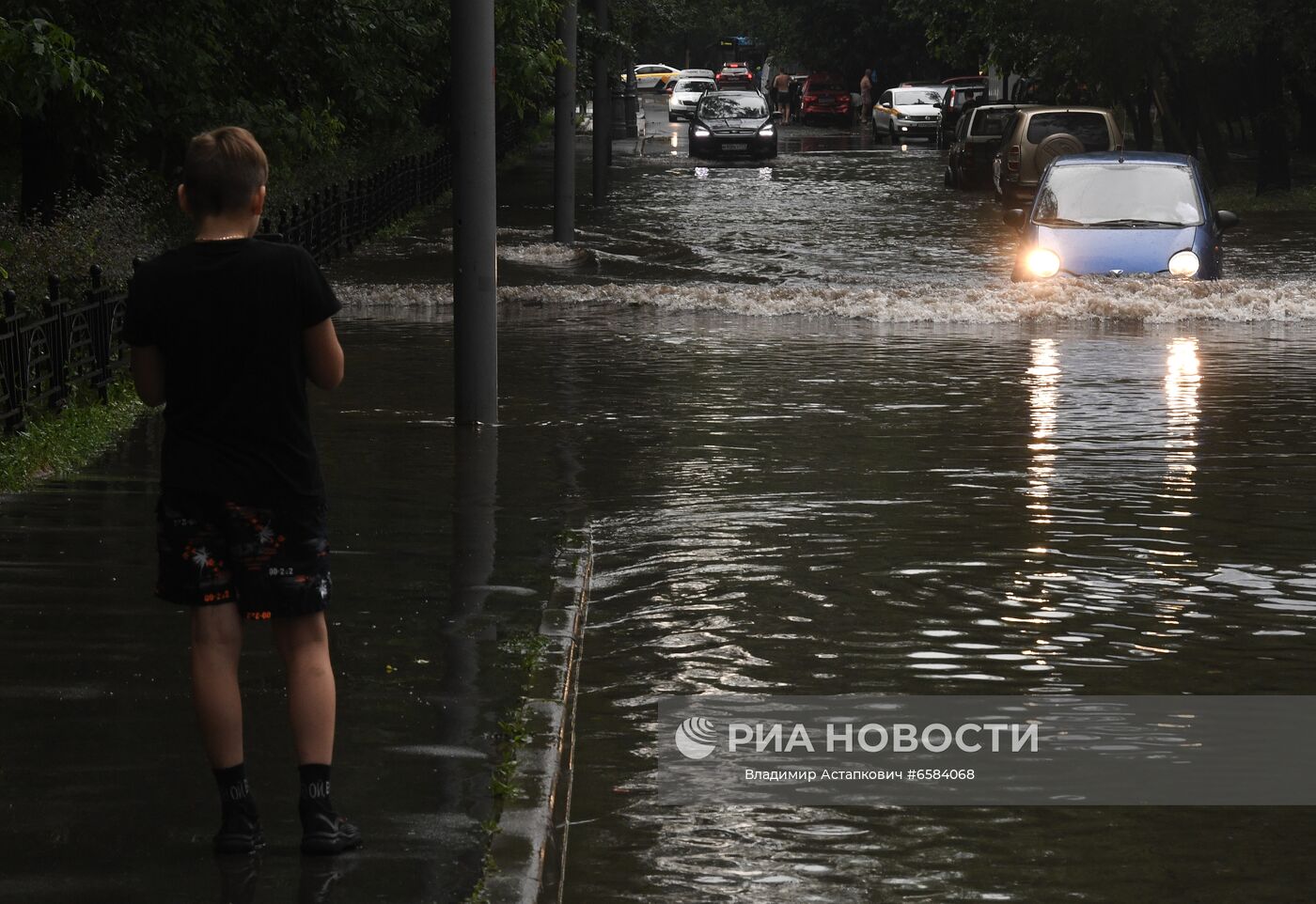 Автомобили едут по одной из улиц в Москве во время дождя. Место: Россия, Москва. Автор: Владимир Астапкович/РИА Новости. Дождь в Москве