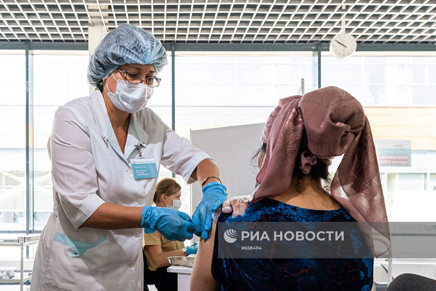 В миграционном центре в деревне Сахарово началась вакцинация трудовых мигрантов от COVID-19