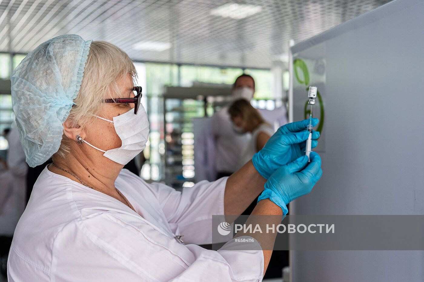 В миграционном центре в деревне Сахарово началась вакцинация трудовых мигрантов от COVID-19