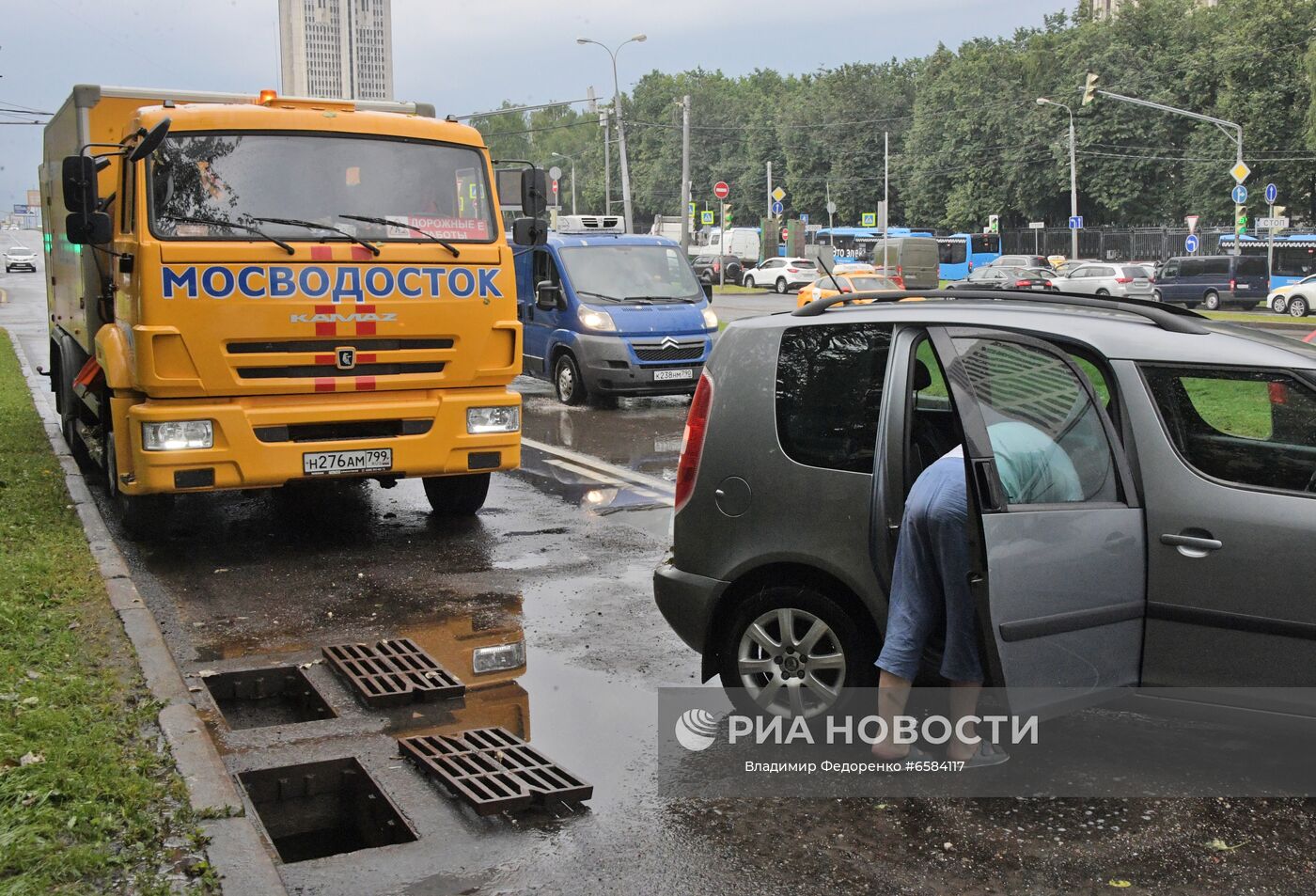 Машина Мосводостока на проспекте Вернадского в Москве у ливневой канализации во время дождя. Место: Россия, Москва. Автор: Владимир Федоренко/РИА Новости. Дождь в Москве