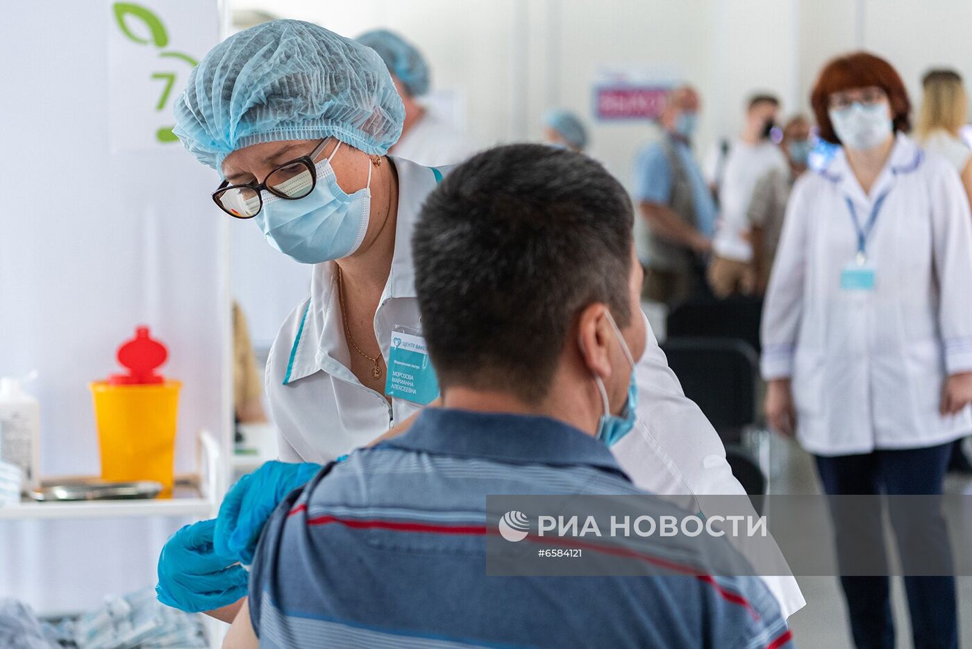 В миграционном центре в деревне Сахарово началась вакцинация трудовых мигрантов от COVID-19